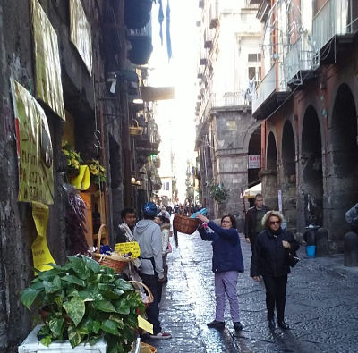 Hace la compra lanzando una cesta desde la ventana